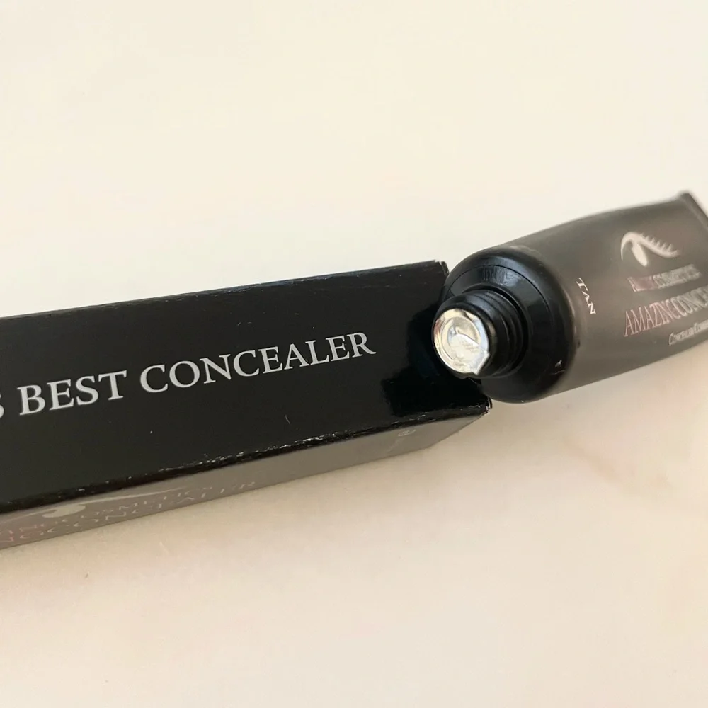 NWT Amazing Cosmetics Amazing Concealer in Tan